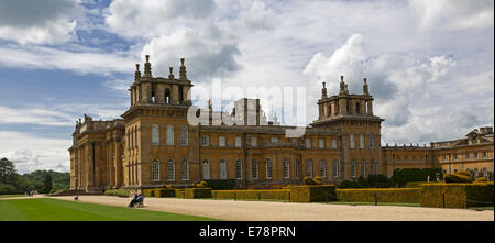 Blenheim Palace, immense 18. Jahrhundert Weltkulturerbe Herrenhaus, umgeben von Wiesen und unter blauem Himmel in England Stockfoto