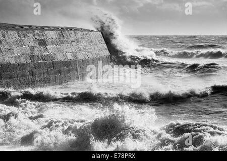 Sturmwellen brechen über den Cobb an Lyme Regis, Jurassic Coast, Dorset, England. Stockfoto