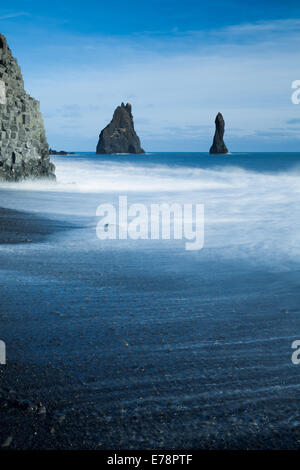 Reynisdrangar Basalt-Meer-Stacks und die Reynisfjara schwarzen Sandstrand in der Nähe des Dorfes Vík Í Mýrdal, Süden Islands Stockfoto