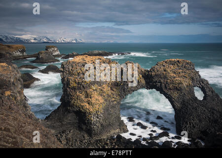 der Felsbogen von Gatklettur auf der Küste nr Arnastapi, Snaefellsnes Halbinsel, West-Island Stockfoto