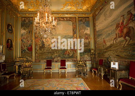 Großen Innenraum mit riesigen Gemälden, luxuriösen gold beschichtete Möbel und verzierten Decke an Blenheim Palace, England Stockfoto