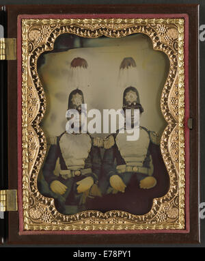 Dieses Vintage-Foto zeigt zwei nicht identifizierte Soldaten des Richmond Light Infantry Blues, die einen Moment aus ihrem Militärdienst im Amerikanischen Bürgerkrieg festhalten. Stockfoto