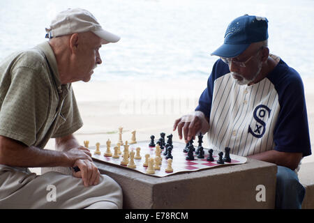 Zwei pensionierte Herren spielen Sie eine Partie Schach auf der North Avenue Strandpavillon Schach in Chicago, Illinois. Stockfoto