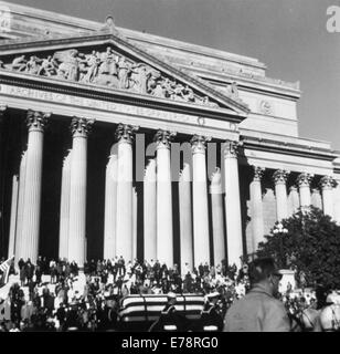 Dieses Foto zeigt die Trauerfeier von Präsident Lyndon B. Johnson in Washington, D.C. es zeigt die feierliche Prozession nach dem Tod des 36. Präsidenten der Vereinigten Staaten und zeigt einen historischen Moment in der US-Politik und nationalen Trauer. Stockfoto