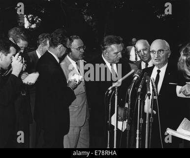 Der ehemalige Präsident Harry S Truman spricht zu Reportern Stockfoto