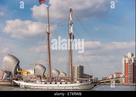 North Greenwich, London, UK, 9. September 2014.  Das Royal Greenwich groß Schiffe-Festival, Teil des Monats lange völlig Themse Event, schließt mit der Parade der Segelschiffe, die größte Flotte der Großsegler, London in 25 Jahren zu besuchen. Im Bild: Großsegler "JR Tolkien" durchläuft der Thames Barrier. Bildnachweis: Stephen Chung/Alamy Live-Nachrichten Stockfoto