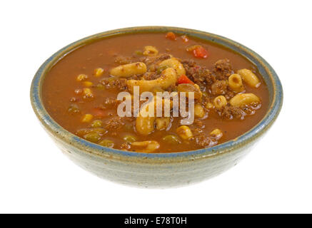Eine Schüssel mit frisch zubereiteten Hamburger Suppe in eine alte Steingut-Schüssel auf einem weißen Hintergrund. Stockfoto