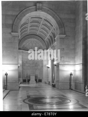 Ein Bild des Foyers des National Archives Building in Washington, D.C. das Foto zeigt die architektonischen Details und die Pracht dieses ikonischen amerikanischen Gebäudes. Stockfoto