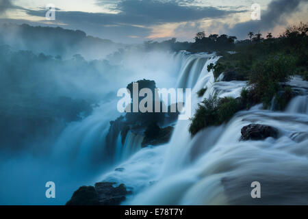 Iguazu-Wasserfälle in der Morgendämmerung, Argentinien Stockfoto