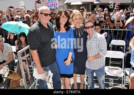 Los Angeles, CA, USA. 9. September 2014. Ed O'Neill, Katey Sagal, Christina Applegate, David Faustino bei der Induktion Zeremonie für Stern auf dem Hollywood Walk of Fame für Katey Sagal, Hollywood Boulevard, Los Angeles, CA 9. September 2014. Bildnachweis: Michael Germana/Everett Collection/Alamy Live-Nachrichten Stockfoto