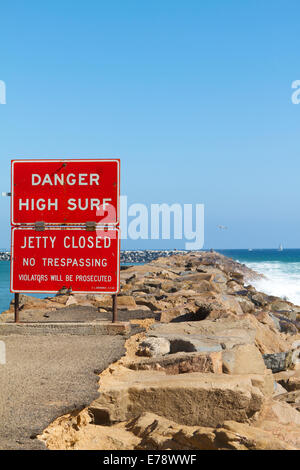 Rote Warnzeichen an Dana Point Mole in Südkalifornien. Gefahr hoher Brandung. Jetty geschlossen Stockfoto