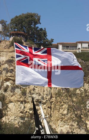 Die White Ensign. Britische königliche Marine Flown auf Schiffe der britischen Royal Navy und Ufer betrieben. Auch als St.-Georgs-Fähnrich Stockfoto