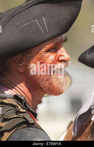 Ein Mann gekleidet in Tracht Piraten unterhalten Besucher auf dem Toshiba groß Schiffe Festival in Dana Point, Kalifornien Stockfoto