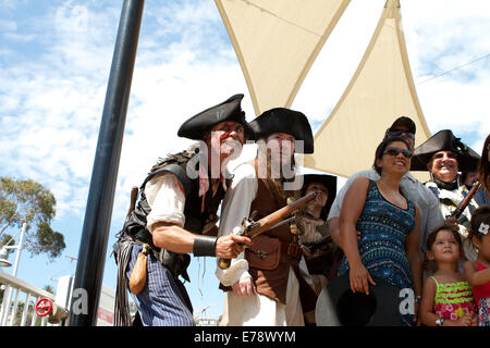 Piraten posieren für Fotos mit Besuchern auf dem Toshiba groß Schiffe Festival in Dana Point, Kalifornien Stockfoto