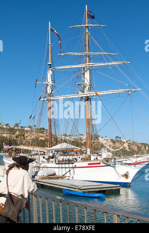 Ein Pirat betrachtet die Brigantine Exy Johnson an der 30. jährlichen Toshiba groß Schiffe Festival Dana Point Harbor Southern California Stockfoto