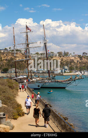 Besucher zu Fuß entlang der Küste am 30. jährlichen Toshiba groß Schiffe Festival in Dana Point Harbor Southern California Stockfoto