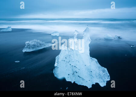 Eis auf den schwarzen Sandstrand am Jökulsárlón, Ost-Island Stockfoto