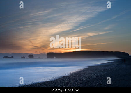 die Aussicht auf Reynisfjara schwarzen Sandstrand in der Nähe des Dorfes Vík Í Mýrdal in Richtung Dyrhólaey in der Abenddämmerung, Süden Islands Stockfoto