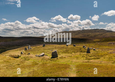 Meini Hirion Druiden Kreis über Penmaenmawr Nord-Wales mit Blick auf die Küste und Hügeln in der Umgebung. Stockfoto