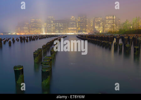 Manhattan im Nebel von Brooklyn aus gesehen Stockfoto