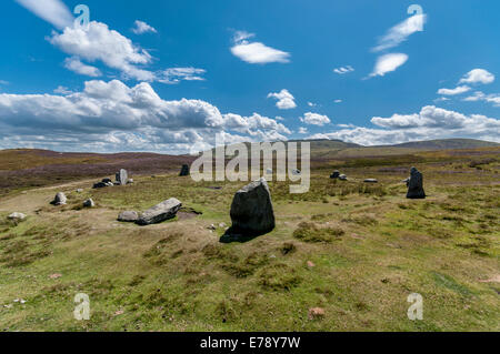 Meini Hirion Druiden Kreis über Penmaenmawr Nord-Wales mit Blick auf die Küste und Hügeln in der Umgebung. Stockfoto