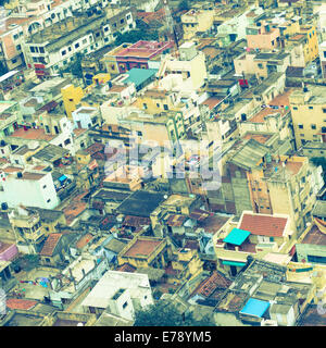 Retro-Stil-Image der bunten Häuser in überfüllten indische Stadt Trichy, Indien, Tamil Nadu Stockfoto