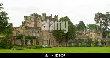 Große und imposante englischen Herrenhaus, historischen Bolton Abbey, umgeben von grünen Wiesen und Gärten, in Yorkshire Dales Stockfoto