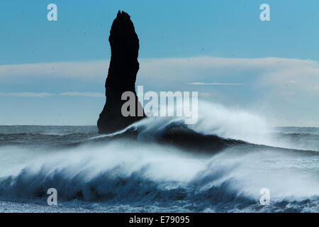 Wellen brechen sich am Renisfjara Strand vor den Reynisdrangar Basalt Felsnadeln, Süden Islands Stockfoto