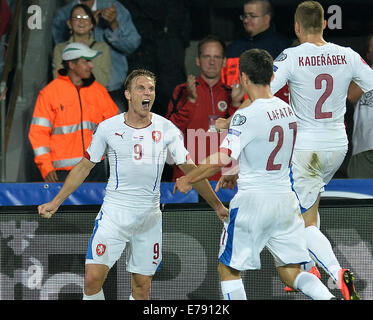 Von links: Borek Dockal, David Lafata und Pavel Kaderabek der Tschechischen Republik feiern ein Ziel der Tschechien Vs Niederlande Qualifikationsspiel für die Fußball Europameisterschaft, Prag, Tschechische Republik, 9. September 2014. (CTK Foto/Katerina Sulova) Stockfoto