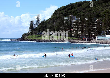 Surfer genießen die Wellen in Burleigh Heads an der Gold Coast in Australien. Stockfoto