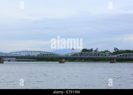 Die Brücke über den Fluss in Vietnam Stockfoto