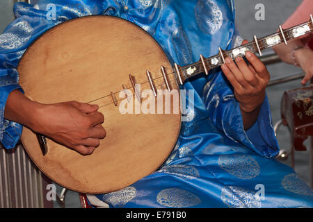 Musiker spielen traditionelle Instrumente Stockfoto