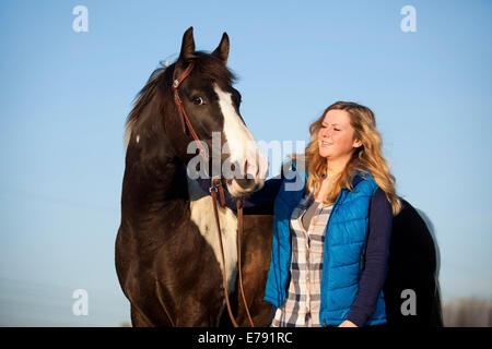 Mädchen mit ein Paint Horse, braun Tobiano Wallach, gezügelt Stockfoto