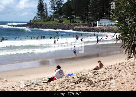 Surfer genießen die Wellen in Burleigh Heads an der Gold Coast in Australien. Stockfoto