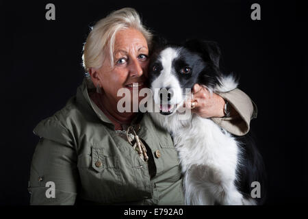 Rentner mit einem Border Collie, schwarz-weiß Stockfoto
