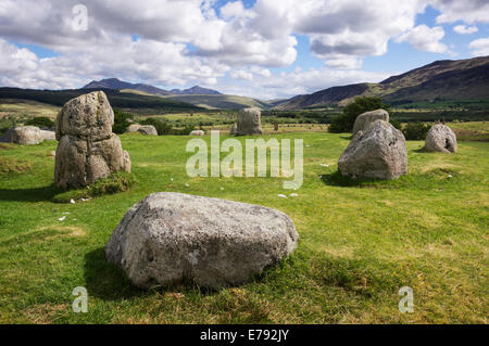 Eine der mehreren Steinkreisen auf Machrie Moor, Isle of Arran. Goat Fell im Hintergrund. Stockfoto