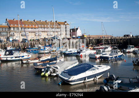 Ankern Boote im Hafen von West Bay, Bridport, Dorset, England Stockfoto