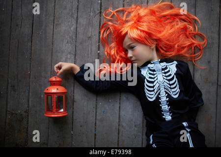 Porträt von netten Mädchen im roten Perücke und Halloween-Kostüm Stockfoto