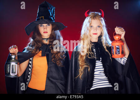 Halloween Mädchen in schwarzen Umhängen mit Laternen Stockfoto