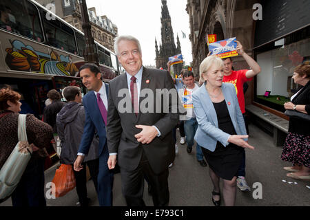 Edinburgh, Schottland. 9. September 2014. Welsh erster Minister Wahlkampf in Schottland. Carwyn Jones (Mitte) mit schottischen Labour Leader Johann Lamont (rechts) und stellvertretender Leiter Anas Sarwar (links) in Edinburgh, Schottland. 9. September 2014 Kredit: GARY DOAK/Alamy Live-Nachrichten Stockfoto