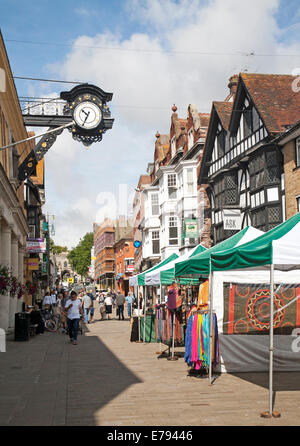 Menschen beim Einkaufen in der belebten Fußgängerzone mit Marktständen in Winchester, Hampshire, England Stockfoto