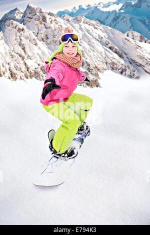 ein junges Mädchen, Snowboarden in den Alpen. Stockfoto