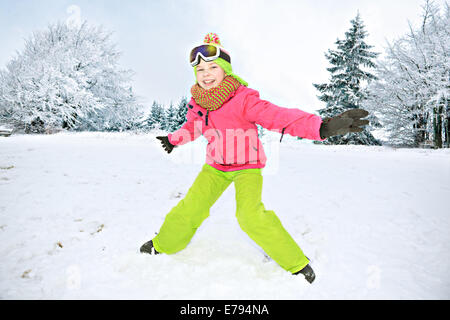 ein junges Mädchen, Snowboarden in den Alpen. Stockfoto