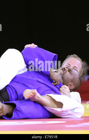Ryan Dill-Russell von Neuseeland (weiß) V Jeewantha Wickramage von Sri Lanka (blau) in der Mens 90 kg Judo in 2014 Commonweaths. Stockfoto