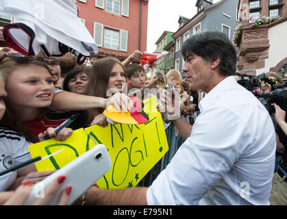 Freiburg, Deutschland. 9. September 2014. Deutschlands Trainer Joachim Loew (R) signiert Autogramme für die Fans bei einem Empfang in seine Auszeichnungen am Rathaus in Freiburg, Deutschland, 9. September 2014. Zwei Monate nach Deutschland Fußball World Champion 2014 Titel in Brasilien gewann erhielt Leow eine einladende Menschenmenge in seiner Heimatstadt von Wittnau. Foto: Patrick Seeger/Dpa/Alamy Live News Stockfoto