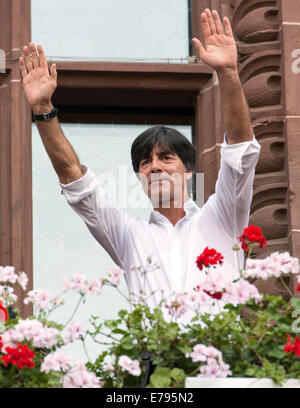 Freiburg, Deutschland. 9. September 2014. Deutschlands Trainer Joachim Loew winkt die Masse und das Lächeln als er auf dem Balkon bei einem Empfang in seine Auszeichnungen am Rathaus in Freiburg, Deutschland, 9. September 2014 steht. Zwei Monate nach Deutschland Fußball World Champion 2014 Titel in Brasilien gewann erhielt Leow eine einladende Menschenmenge in seiner Heimatstadt von Wittnau. Foto: Patrick Seeger/Dpa/Alamy Live News Stockfoto