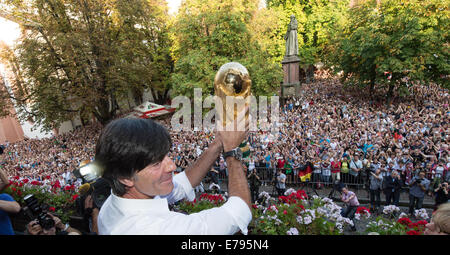 Freiburg, Deutschland. 9. September 2014. Deutschlands Trainer Joachim Loew hält die Fußball WM-Trophäe in seinen Händen, wie er auf dem Balkon bei einem Empfang in seine Auszeichnungen am Rathaus in Freiburg, Deutschland, 9. September 2014 steht. Zwei Monate nach Deutschland Fußball World Champion 2014 Titel in Brasilien gewann erhielt eine einladende Menschenmenge in seiner Heimatstadt Wittnau Leow. Foto: Patrick Seeger/Dpa/Alamy Live News Stockfoto