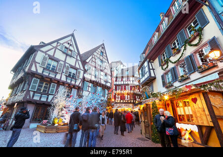 Innenstadt mit Weihnachtsdekoration. Colmar. Weinstraße. Haut-Rhin. Das Elsass. Frankreich. Stockfoto