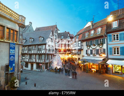 Innenstadt mit Weihnachtsdekoration. Colmar. Weinstraße. Haut-Rhin. Das Elsass. Frankreich. Stockfoto