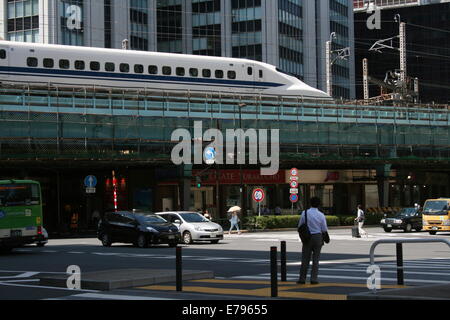 Hochgeschwindigkeitszug durchläuft Zentrum von Tokio in der Nähe von Bahnhof Shinbashi Stockfoto